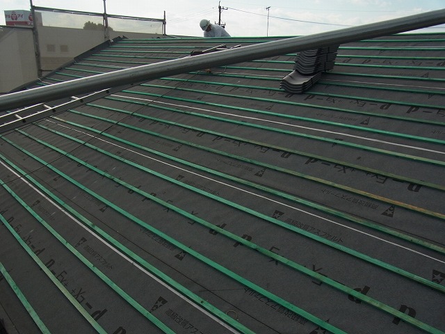 桟葺き工法の桟を設置